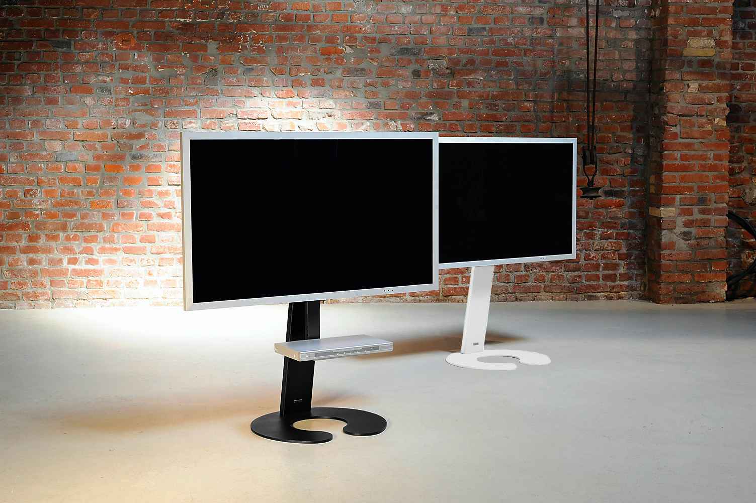 wissmann-111-1_schwarz-weiss-TV-Standfuss_1_11zon